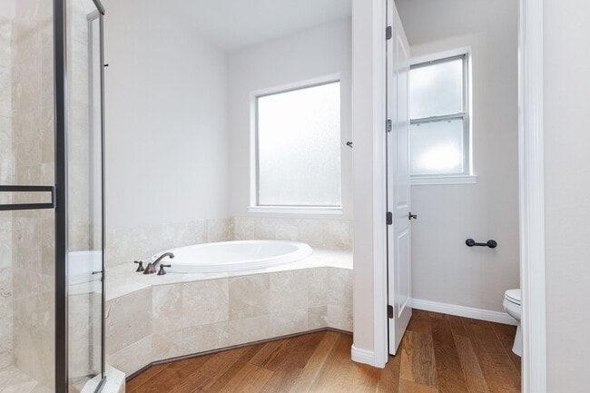 Building Photo - 4 Bedroom, 2 Bathroom Home in Timber Ridge