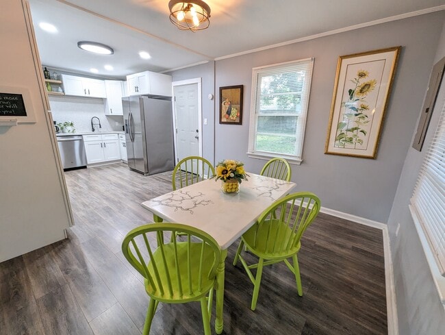 The dining nook is perfect for meals or for a at home work station. Bright and sunny with an open f - 4107 Crane St