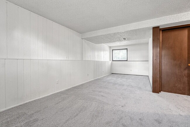 Building Photo - $2,495 - 3 Bed, 2 Bath Home in Aurora with...