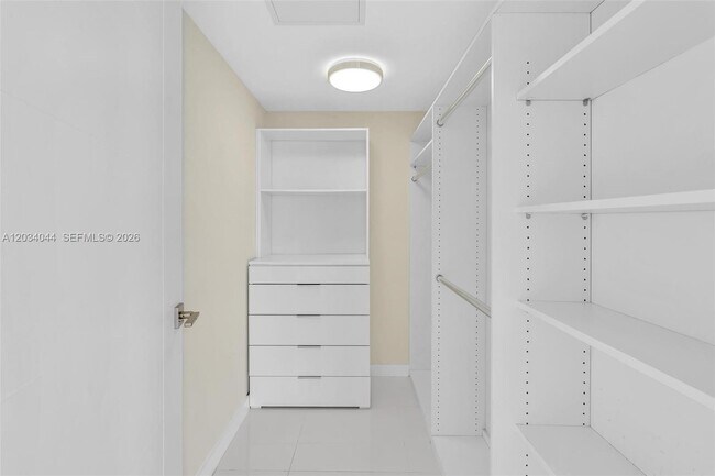 Building Photo - 9901 E Bay Harbor Dr