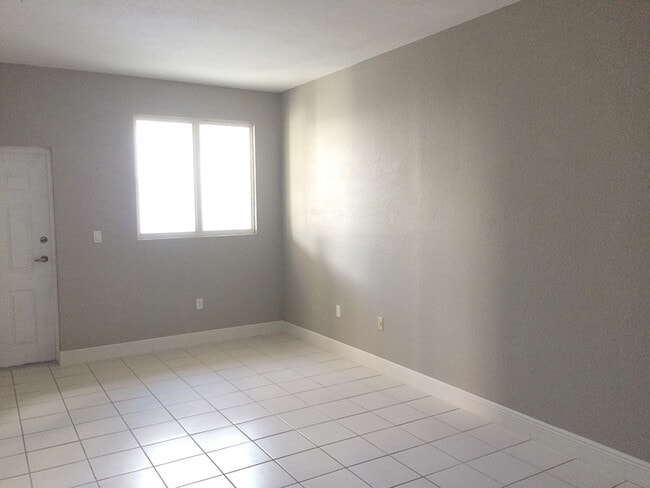 Building Photo - 1663 SE 29th St # 109