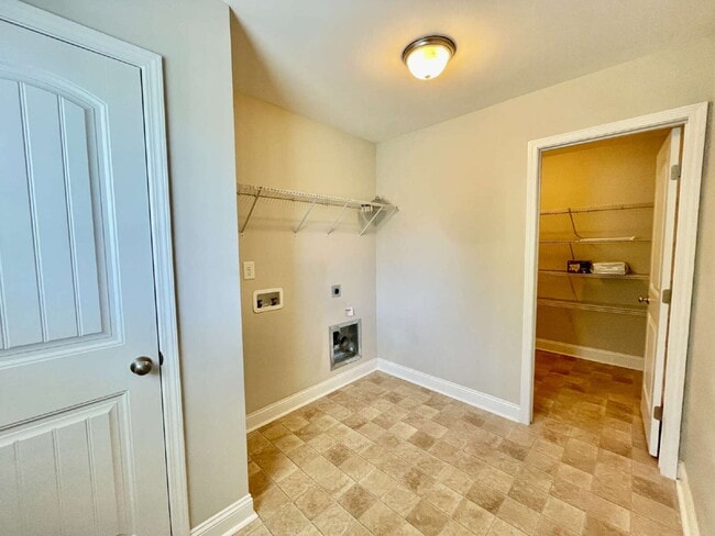 Building Photo - Beautiful 2 Story Home In Bridgeport North...