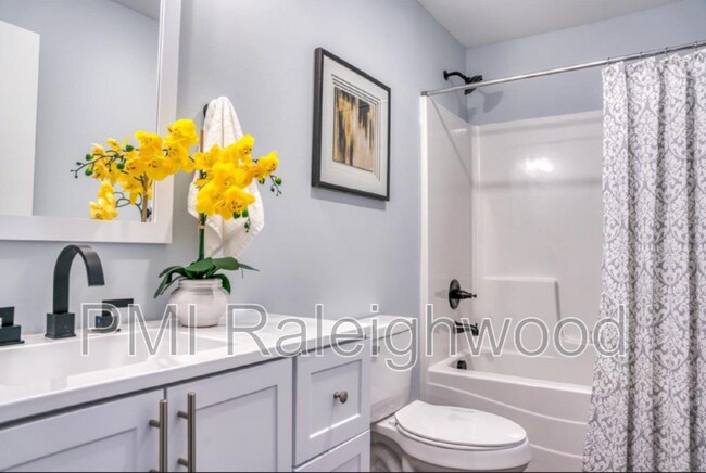 Building Photo - 2204 Emerson Pl