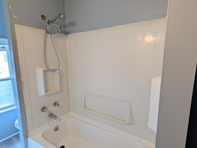 Building Photo - Spacious 1st floor apartment