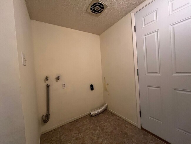 Building Photo - 928