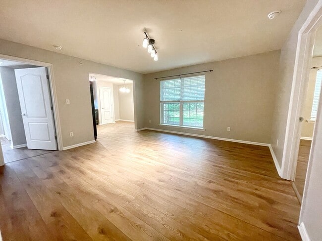 Building Photo - COMING SOON!!! Ground Floor Condo in Lake ...