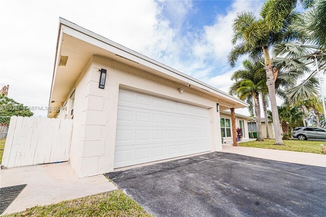 Building Photo - 8107 NW 74th Ave