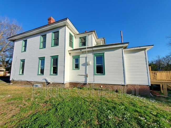 Building Photo - 303 Broad St W