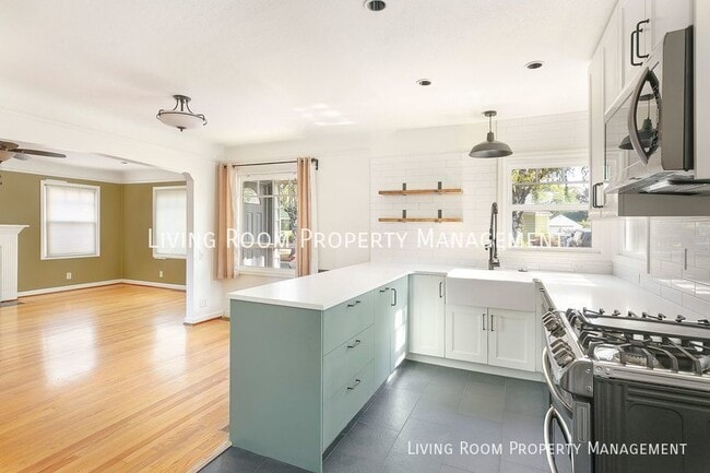 Building Photo - 7061 N. University-