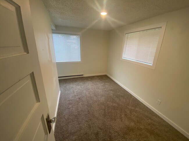 Building Photo - Rent Special!!!! **Half Off the First Mont...