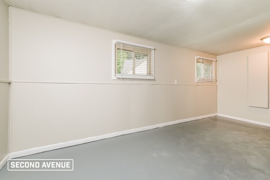 Building Photo - 6241 N Robinhood Ln