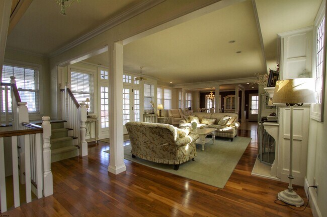 Building Photo - 2 S Dudley Ave