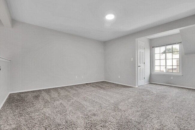 Building Photo - $3,000 - 3 Bed, 2.5 Bath Townhome with Fin...
