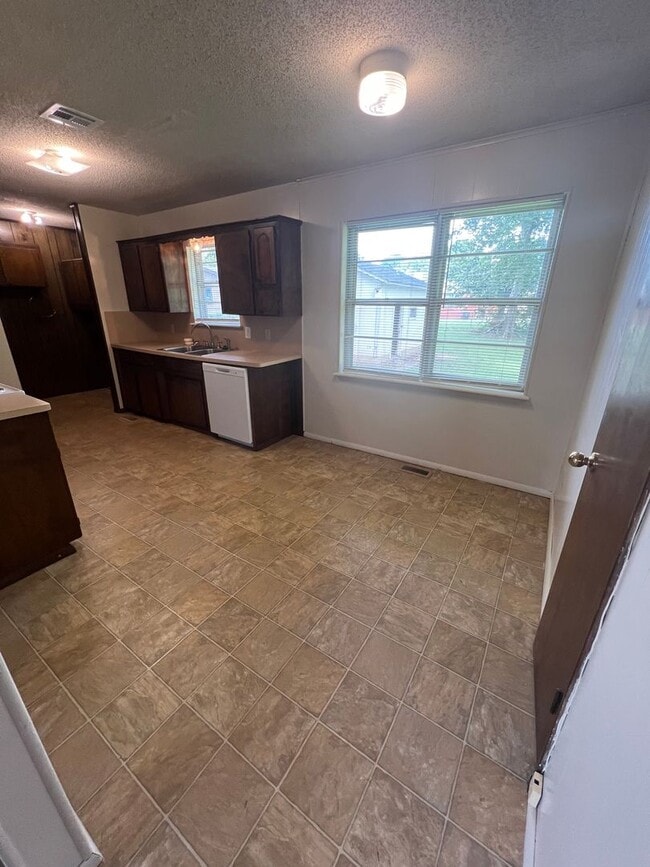Building Photo - 3 Bed 1.5 Bath, Has large extra room that ...