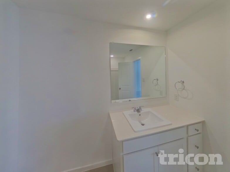 Building Photo - 1613 Parlier St