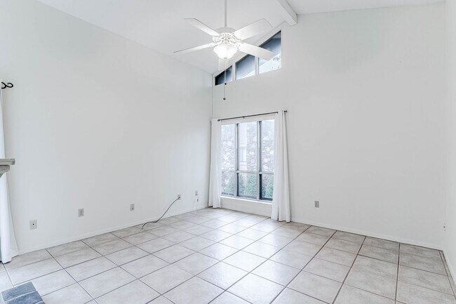 Building Photo - 2BD/2BA Condo located in Perkins Gardens