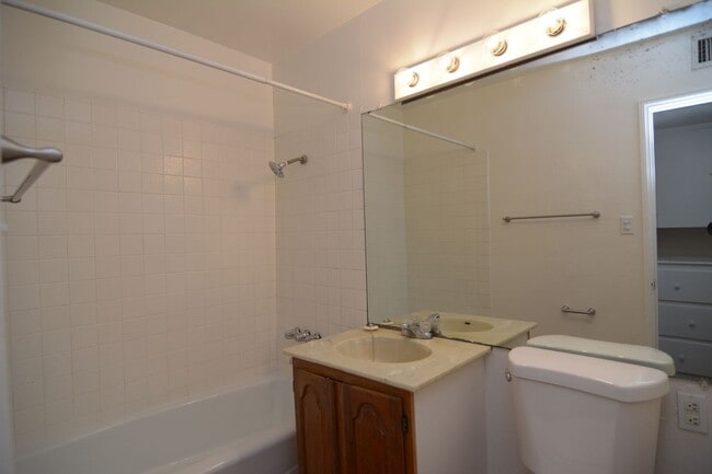 Building Photo - Huge 4 Bedroom 2  Bath! Close to the University!