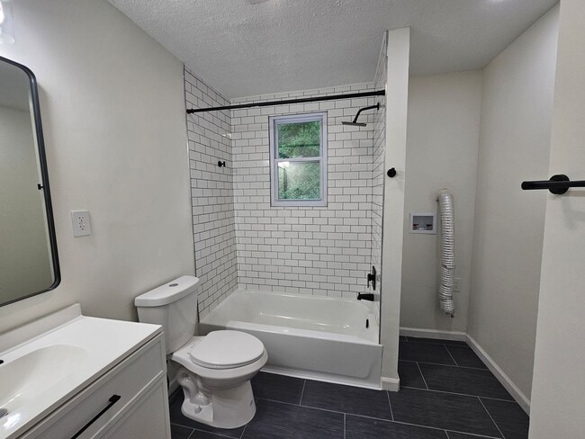 Building Photo - Newly updated 2 bedroom apartment for rent!