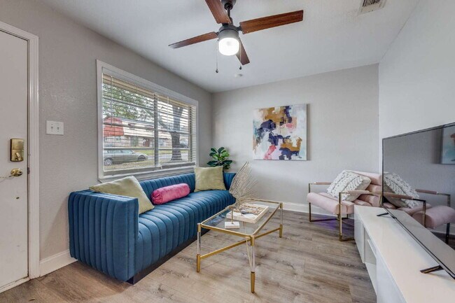 Building Photo - Fully Furnished, Updated 2BR Duplex in Quiet West Sherman