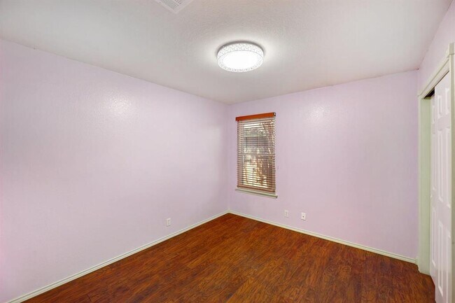 Building Photo - 301 Nicole Way