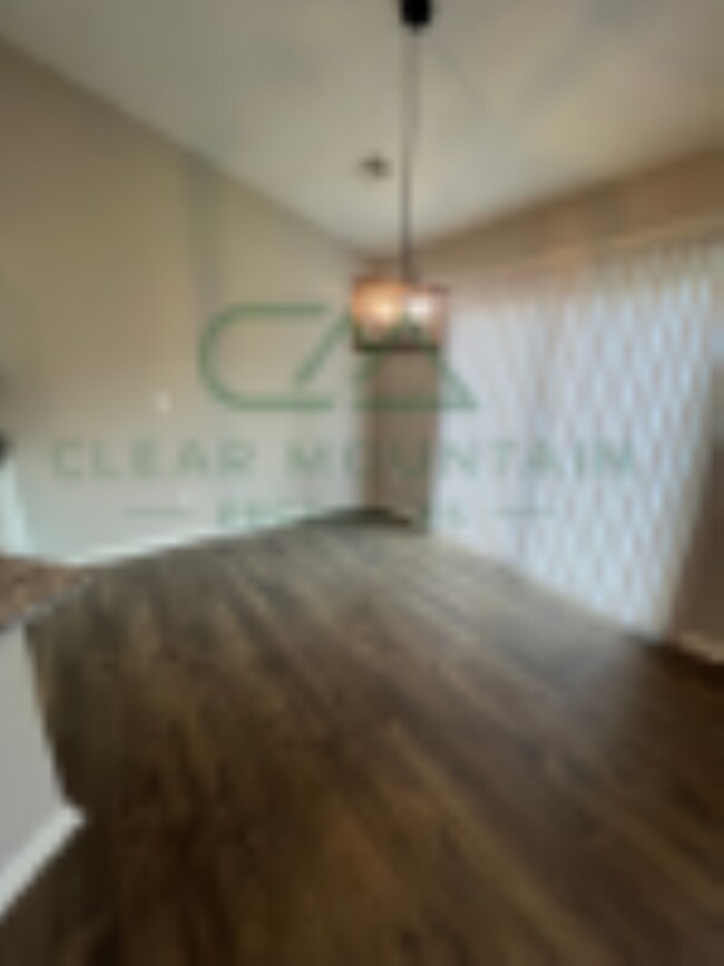 Building Photo - Fully Renovated 4 Bedroom Home – Convenien...