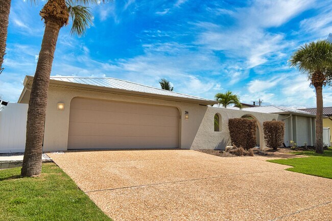 Building Photo - Seasonal Venice Island Pool Home half block from Golden Beach deeded access to the Gulf!