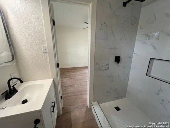 Building Photo - Charming 3-Bedroom Home in Wilshire Neighb...