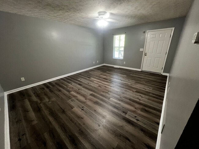 Building Photo - 2 Bedroom/2 Bath Duplex Perfect for Roommates