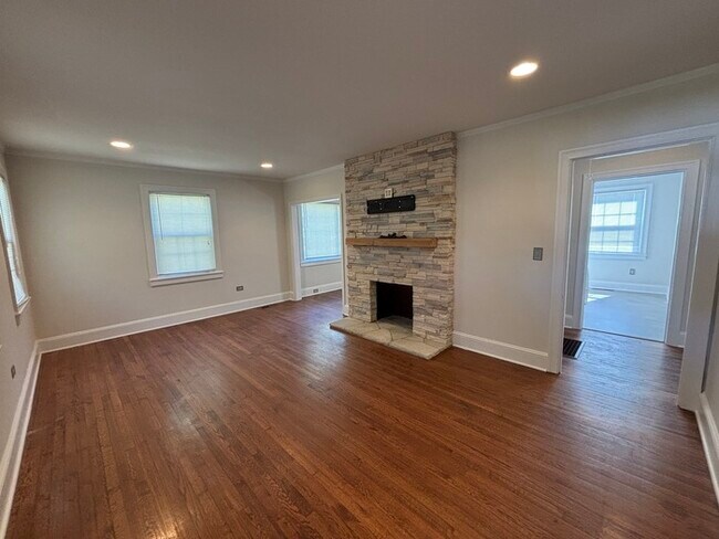 Building Photo - 2 Bedroom charming bungalow in desirable Oakhurst