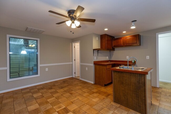 Building Photo - 1 bed, 1 bath, Apartment in Charles Town, WV