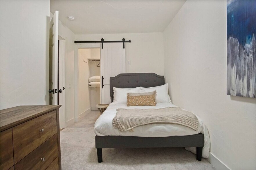 Building Photo - 2809 Pembroke Terrace