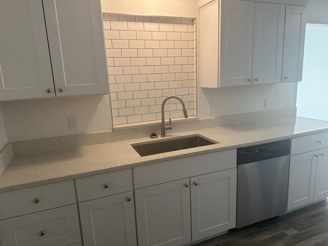 Building Photo - Updated 3 bedroom 1 bath home with large yard!