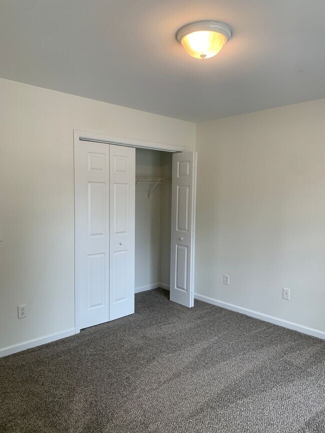 Building Photo - 3 Bedroom 2 Bath House on Victory Gardens Available Now