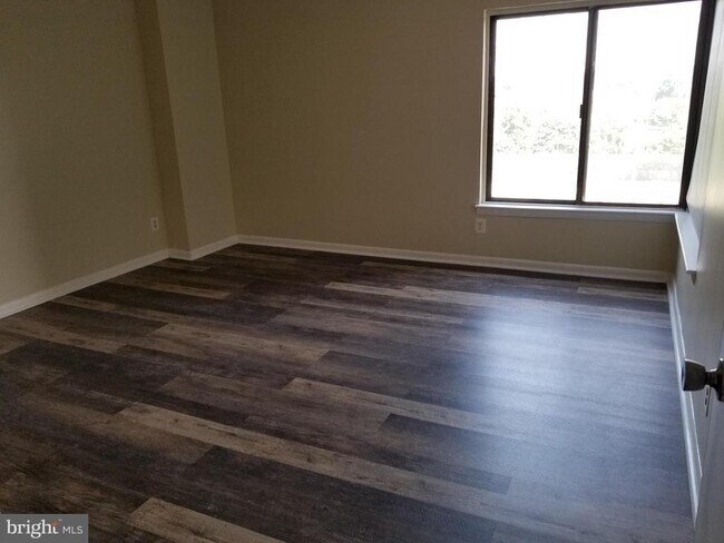 Building Photo - 9200 Edwards Way