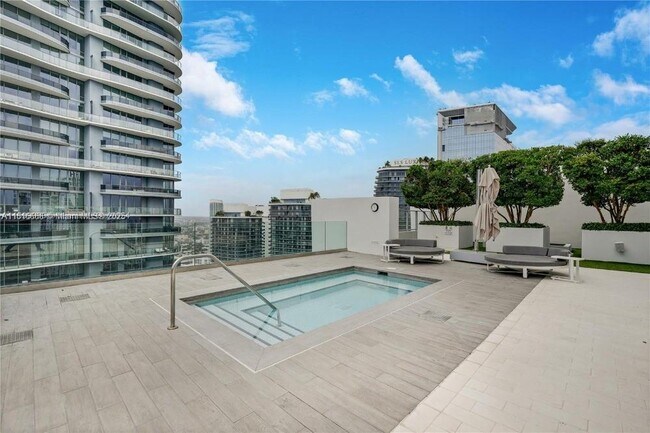 Building Photo - 1010 Brickell Ave