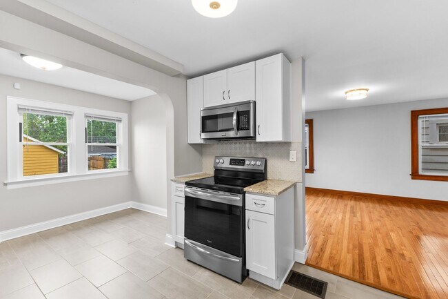 Building Photo - Charming 3-Bed Dutch Colonial with Modern Updates & Massive Yard – Minutes from German Village!