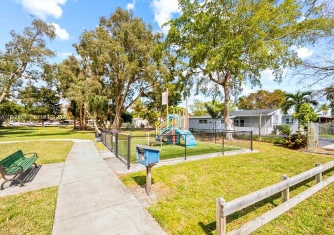 Building Photo - 816 N Golf Dr