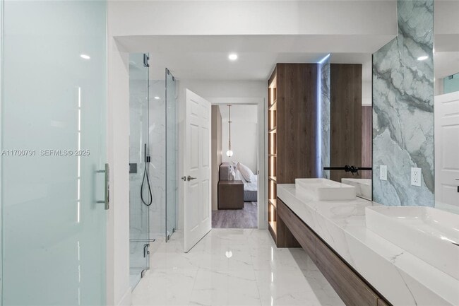 Building Photo - 116 W 1st Ct