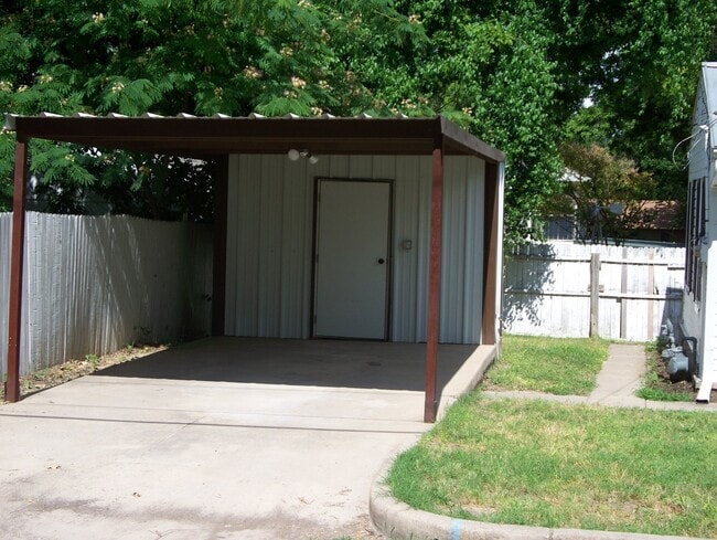 Building Photo - 208 Bryan St