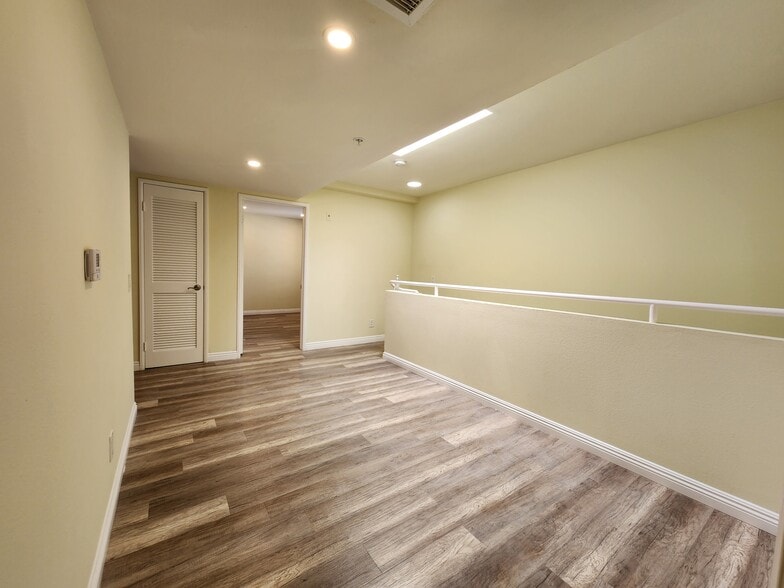 Building Photo - 420 Riverdale Dr