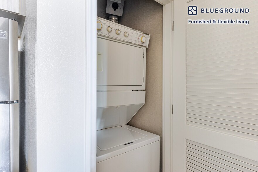 Building Photo - 5684 Bay St