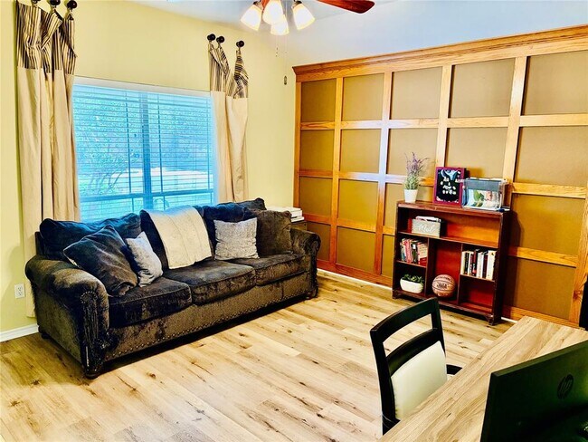Building Photo - 18720 Royal Pointe Dr