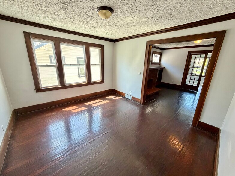 Dining Room - 142-144 Ohio St