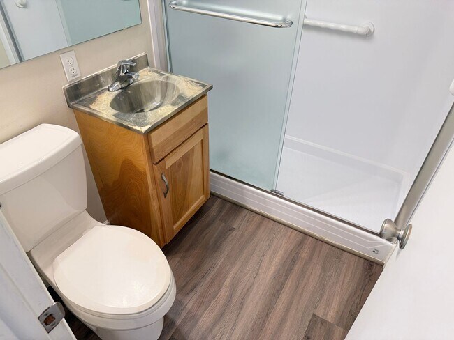 Building Photo - Updated 2-bedroom duplex in Thurston!