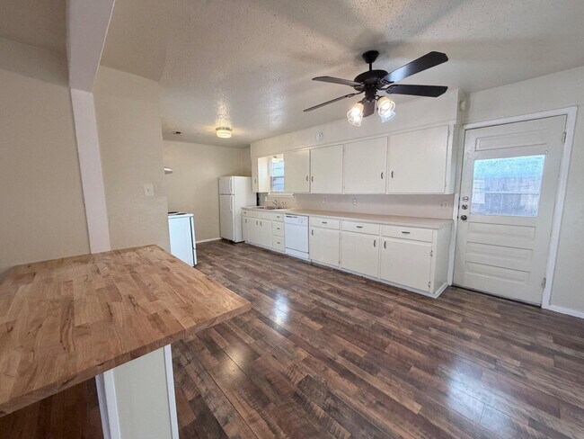 Building Photo - 2113 S Loop 289