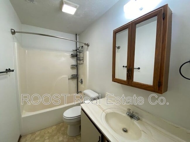 Building Photo - 5 N Chillicothe St