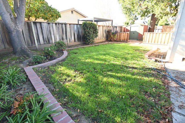 Building Photo - Charming 4-Bedroom 2 bath 2 car garage Home in desirable San Jose Neighborhood
