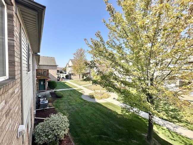 Building Photo - Spacious 2 Bed Condo with Attached Garage