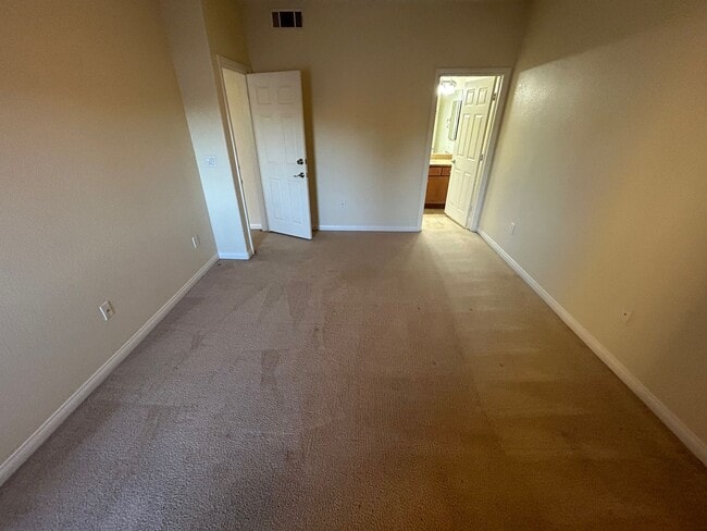 Building Photo - ADORABLE 2 BEDROOM 2 BATHROOM CONDO LOCATED IN A GATED COMMUNITY