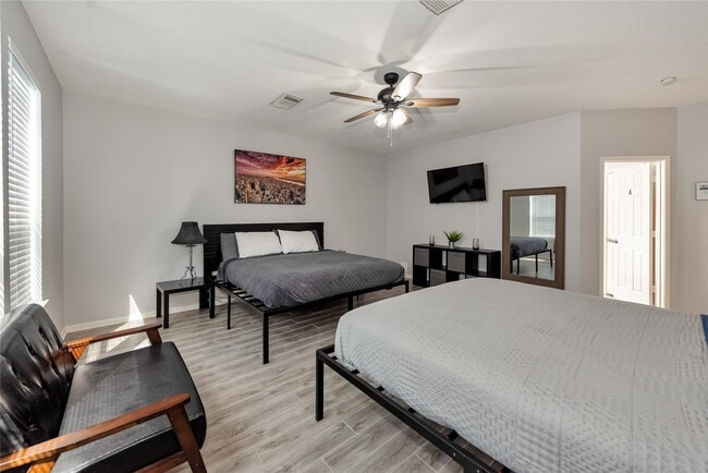 Building Photo - 10815 Oak Bayou Ln